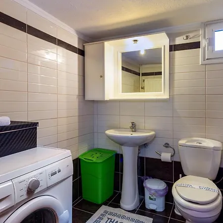Spacious 2 Bedroom For 6 People *